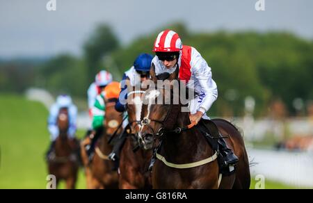 Pferderennen - 2015. Mai Festival - Tag Zwei - Goodwood Racecourse. Ruwaiyan mit Luke Morris gewinnt die IBA Handicap am zweiten Tag des Mai-Festivals 2015 auf der Goodwood Racecourse, Chichester. Stockfoto