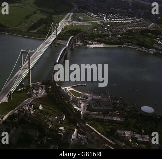 Die Tamar Road Brücke entlang der alten Eisenbahnbrücke über den Fluss Tamar, der Devon und Cornwall trennt. Stockfoto