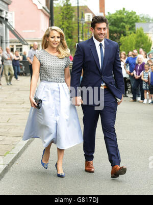 Lydia Bright und James Argent, machen ihren Weg zur St Mary's Church in Bury St Edmunds, Suffolk, für die Hochzeit der ehemaligen Coronation Street Schauspielerin Michelle Keegan mit The Only Way is Essex Star Mark Wright. Stockfoto