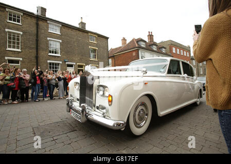 Das Auto, das die ehemalige Schauspielerin Michelle Keegan in der Coronation Street trägt, die zur Hochzeit in der St Mary's Church in Bury St Edmunds, Suffolk, eintrifft, ist Essex-Star Mark Wright. Stockfoto