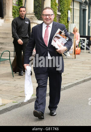 Talentagent Jonathan Shalit, macht sich auf den Weg zur St Mary's Church in Bury St Edmunds, Suffolk, für die Hochzeit der ehemaligen Coronation Street-Schauspielerin Michelle Keegan mit The Only Way is Essex-Star Mark Wright. Stockfoto