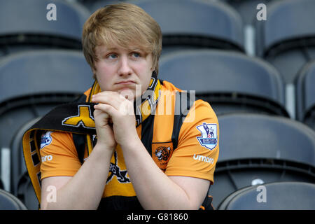 Fußball - Barclays Premier League - Hull City / Manchester United - KC Stadium. Entrüttete Hull City Fan, nachdem Hull abgestiegen sind Stockfoto