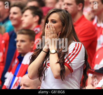 Ein Middlesbrough-Fan sieht niedergeschlagen aus, als sie sehen, wie ihre Seite während des Sky Bet Championship Play Off Finals im Wembley Stadium, London, ein zweites Tor einräumen wird. Stockfoto