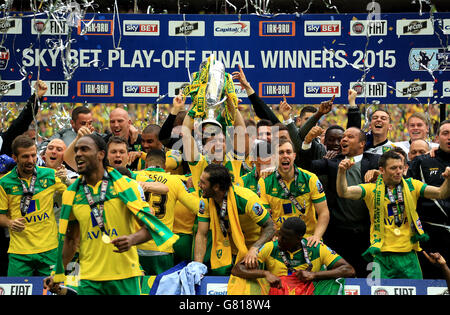 Fußball - Sky Bet Championship - Play Off - Finale - Middlesbrough gegen Norwich City - Wembley Stadium. Die Spieler von Norwich City feiern den Sieg und die Beförderung mit der Trophäe nach dem Spiel Stockfoto