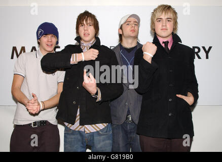 Popband McFly bei einer Fotocall. Die „Click-Anzeige“ zeigt Prominente, die weiße Bänder tragen (das globale Symbol für die Kampagne) und nacheinander mit ihren Fingern klicken. Jeder Klick symbolisiert den Tod eines Kindes. In den Entwicklungsländern stirbt alle drei Sekunden ein Kind an extremer Armut. Stockfoto