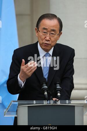 UN-Generalsekretär Ban Ki-moon spricht vor den Medien in Regierungsgebäuden in Dublin. Stockfoto