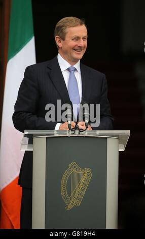 Der irische Premierminister Enda Kenny hält eine Pressekonferenz mit UN-Generalsekretär Ban Ki-moon ab, als er in den Regierungsgebäuden in Dublin eintrifft. Stockfoto