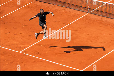 Jo-Wilfried Tsonga feiert Dudi Sela in der zweiten Runde der Herren-Singles am vierten Tag der French Open bei Roland Garros am 27. Mai 2015 in Paris, Frankreich Stockfoto