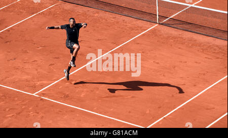 Jo-Wilfried Tsonga feiert Dudi Sela in der zweiten Runde der Herren-Singles am vierten Tag der French Open bei Roland Garros am 27. Mai 2015 in Paris, Frankreich Stockfoto