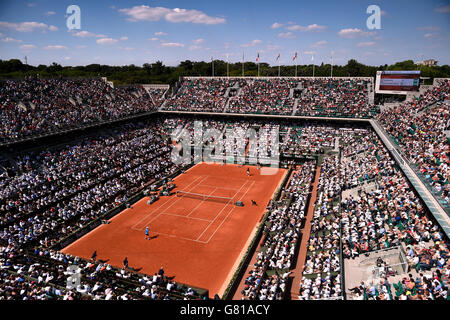 Allgemeine Ansicht der Aktion auf dem Hof Philippe-Chatrier als Gael Monfils Diego Schwartzman in der zweiten Runde Männer Singles am Tag vier der Französisch Open bei Roland Garros am 27. Mai 2015 in Paris, Frankreich spielt Stockfoto