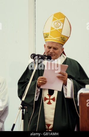 Papst Johannes Paul II. Sprach an Hunderttausende von Menschen, die an einer Jugendmesse auf der Ballybrit-Rennbahn in Galway teilnahmen. Stockfoto