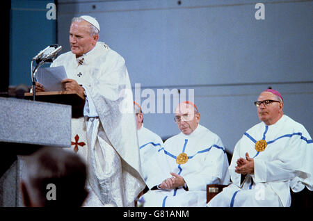 Papst Johannes Paul II. Sprach an die Massen, die an einer Jugendmesse auf der Ballybrit-Rennbahn in Galway teilnahmen. Stockfoto