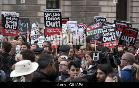 Der Protest gegen die Sparpolitik in Whitehall, im Zentrum von London, als die Demonstranten ihre Opposition gegen die Maßnahmen markieren, die in der Rede der Königin nach der Eröffnung des Parlaments durch den Staat festgelegt wurden. Stockfoto