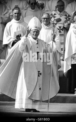 Papst Johannes Paul II. Segnet die 70,000 Menschen. Stockfoto