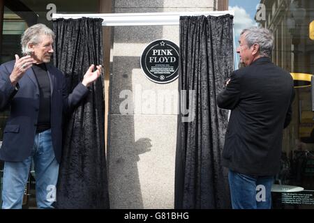 Roger Waters und Nick Mason, Gründungsmitglieder von Pink Floyd, enthüllen eine Regent Street Heritage Plakette vor der University of Westminster in 309 Regent Street in London, um den Ort zu markieren, an dem sie sich in den 1960er Jahren im ehemaligen Regent Street Polytechnic trafen. Stockfoto