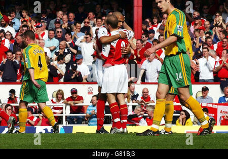 Thierry Henry von Arsenal (Mitte links) Feiert sein zweites Tor mit Freddie Ljungberg Stockfoto