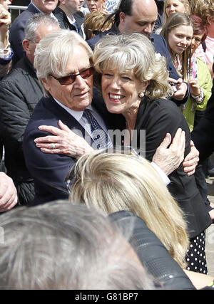 William Roache und Se Nicholls nach dem Trauergottesdienst für die Coronation Street-Star Anne Kirkbride in der Manchester Cathedral. Stockfoto