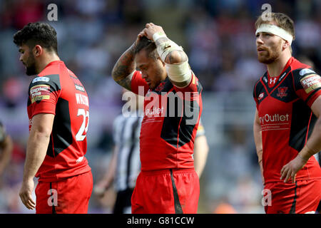 Rugby League - Magic Weekend - Salford Red Devils gegen Widnes Vikings - St. James' Park. Salford-Spieler, die beim Spiel „Magic Weekend“ im St James' Park, Newcastle, nach einer Niederlage abschlagen. Stockfoto