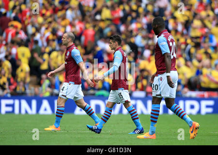 Ron Vlaar, Ashley Westwood und Christian Benteke von Aston Villa (von links nach rechts) zeigen beim Halbzeitpfiff während des FA Cup Finales im Wembley Stadium, London, ihre Dejektion. DRÜCKEN SIE VERBANDSFOTO. Bilddatum: Samstag, 30. Mai 2015. Siehe PA Story FOOTBALL FA Cup. Das Foto sollte lauten: Nick Potts/PA Wire. Stockfoto