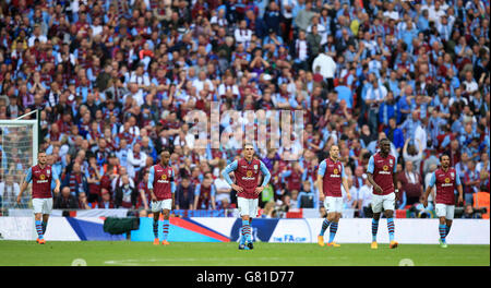 Aston Villas Tom Cleverley (links), Fabian Delph (zweite links), Ashley Westwood (Mitte links), Ron Vlaar (Mitte rechts), Christian Benteke (zweite rechts) und Kieran Richardson (rechts) erscheinen dejected, nachdem Arsenals per Mertesacker (nicht im Bild) das dritte Tor seiner Seite erzielt hat Stockfoto