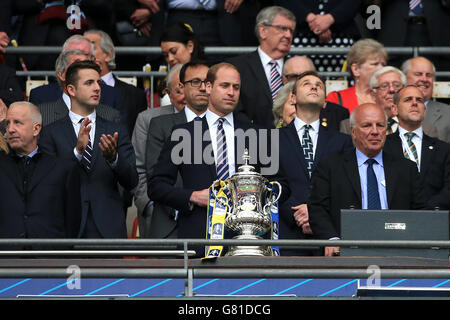 Der Duke of Cambridge, Präsident des Football Association (Mitte), bereitet sich darauf vor, die Trophäe des FA Cup nach dem FA Cup Finale im Wembley Stadium, London, auszuzeichnen. DRÜCKEN SIE VERBANDSFOTO. Bilddatum: Samstag, 30. Mai 2015. Siehe PA Story FOOTBALL FA Cup. Das Foto sollte lauten: Nick Potts/PA Wire. EINSCHRÄNKUNGEN: Maximal 45 Bilder während eines Matches. Keine Videoemulation oder Promotion als „live“. Keine Verwendung in Spielen, Wettbewerben, Werbeartikeln, Wetten oder Einzelclub-/Spielerdiensten. Keine Verwendung mit inoffiziellen Audio-, Video-, Daten-, Fixture Stockfoto