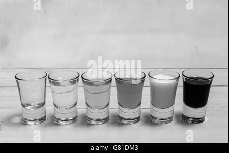 Haufen von Aufnahmen, gefüllt mit Wasser, Apfelsaft, Wein, Sekt und Milch Stockfoto