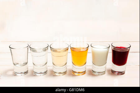 Haufen von Aufnahmen, gefüllt mit Wasser, Apfelsaft, Wein, Sekt und Milch Stockfoto