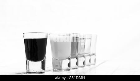 Haufen von Aufnahmen, gefüllt mit Wasser, Apfelsaft, Wein, Sekt und Milch Stockfoto