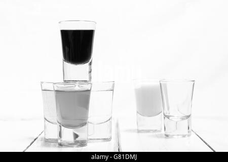 Haufen von Aufnahmen, gefüllt mit Wasser, Apfelsaft, Wein, Sekt und Milch Stockfoto