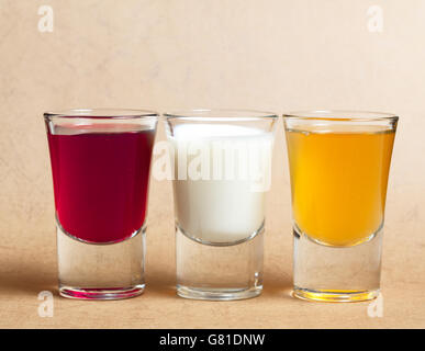 Haufen von Aufnahmen, gefüllt mit Wasser, Apfelsaft, Wein, Sekt und Milch Stockfoto