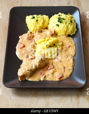 Traditionellen siebenbürgischen Mahlzeit aus Hühnerfleisch, Polenta, sauer Stockfoto