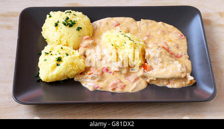 Traditionellen siebenbürgischen Mahlzeit aus Hühnerfleisch, Polenta, sauer Stockfoto