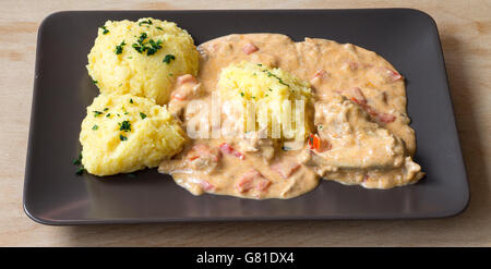 Traditionellen siebenbürgischen Mahlzeit aus Hühnerfleisch, Polenta, sauer Stockfoto