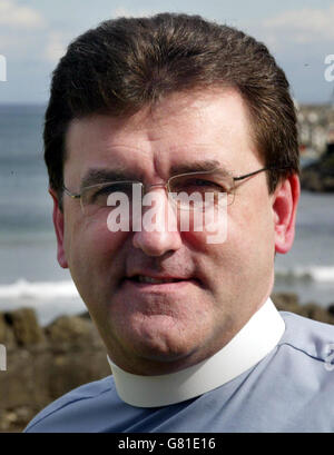 Der presbyterianische Minister Stephen Dickinson, in seinem Haus in Glenarm. Der Rev Stephen Dickinson hat gesagt, er wollte nicht, um Beleidigung mit einem Witz machte er über den Papst zu verursachen. Rev Dickinson, Minister von Glenarm und Cairnalbana, hat zugegeben, den kränkelnden Pontifex bei einer Gospel-Kundgebung im Februar nachzuahmen. Er bestritt Berichte, dass sich der Eindruck auf die Parkinson-Krankheit konzentrierte, an der Johannes Paul II. Litt. Stockfoto