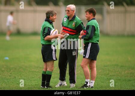 Die Trainer Ian McGeechan, Jim Telfer und Andy Keast diskutieren während des Trainings über Taktiken. Stockfoto