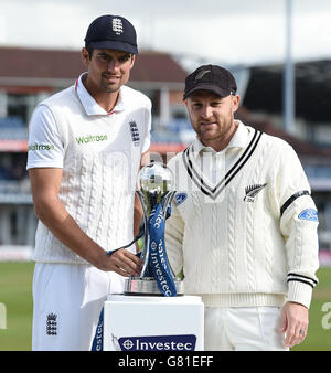 Der englische Kapitän Alastair Cook (links) und der neuseeländische Kapitän Brendon McCullum halten die Trophäe, nachdem die Testserie 1:1 gezogen wurde, während des fünften Tages des Investec Second Test in Headingley, Leeds. Stockfoto