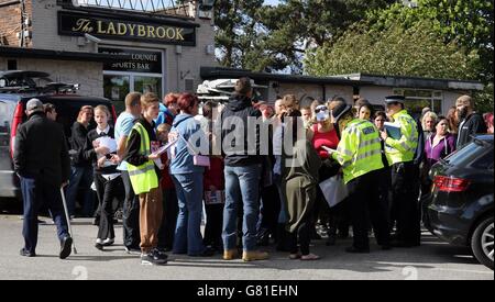 Freiwillige aus der lokalen Gemeinde versammeln sich in der Lady Brook Sportbar in der Nähe des Hauses des vermissten Teenagers Amber Peat in Mansfield, während die Polizei Menschen in kleinen Gruppen organisiert, um die Gegend zu durchsuchen. Stockfoto