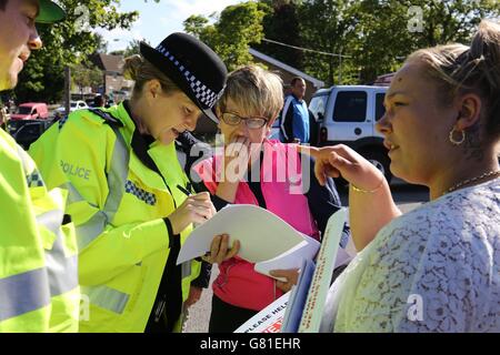 Freiwillige aus der lokalen Gemeinde versammeln sich in der Nähe des Hauses des vermissten Teenagers Amber Peat in Mansfield, während die Polizei Menschen in kleinen Gruppen organisiert, um die Gegend zu durchsuchen. Stockfoto