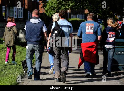 Freiwillige aus der lokalen Gemeinde versammeln sich in der Nähe des Hauses des vermissten Teenagers Amber Peat in Mansfield, während die Polizei Menschen in kleinen Gruppen organisiert, um die Gegend zu durchsuchen. Stockfoto