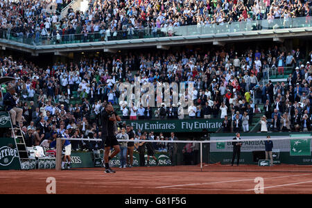 Jo-Wilfried Tsonga feiert nach dem Sieg gegen Kei Nishikori im Viertelfinale der Männer am zehnten Tag der French Open bei Roland Garros am 2. Juni 2015 in Paris, Frankreich Stockfoto