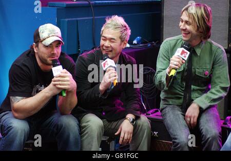 MTV TRL - Ges. Anfrage Live Show - Leicester Square Studios. Feeder (links-rechts) Mark Richardson, Taka Hirose und Grant Nichola. Stockfoto