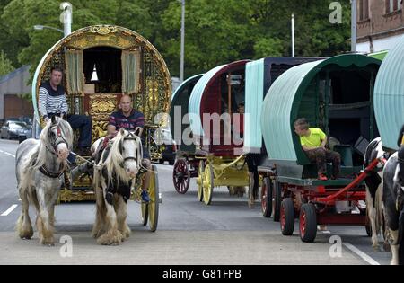 Mitglieder der Reisgemeinschaft kommen zum Start der Appleby Horse Fair, dem jährlichen Treffen von Zigeunern und Reisenden in Appleby, Cumbria. Stockfoto