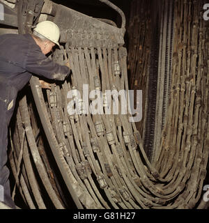 Kabel, die den modernen Stahlöfen im Werk Stocksbridge elektrischen Strom zuführen. Stockfoto