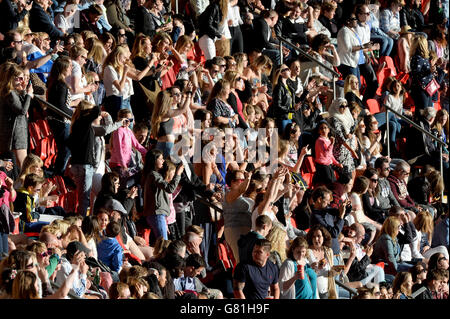 Menschenmassen beim Capital FM Summertime Ball 2015 im Wembley Stadium, London Stockfoto