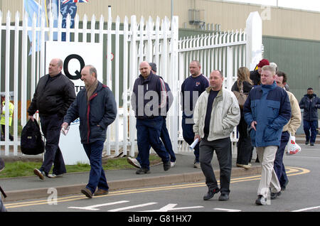 MG Rover Crisis – Werk Longbridge. MITARBEITER VON MG Rover verlassen das Werk Longbridge. Stockfoto