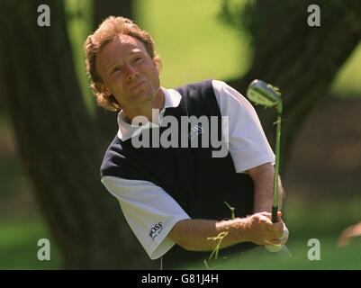 Golf ... Volvo PGA Golf Championship, Wentworth Club, Surrey. Bernhard langer chips auf das Grün Stockfoto