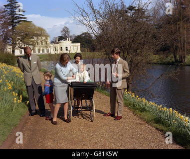 Die königliche Familie feiert den 39. Geburtstag der Königin im Frogmore House, Windsor. (l-r) der Herzog von Edinburgh, Prinz Andrew, Prinzessin Anne, die Königin, Prinz Edward und Prinz Charles. Stockfoto