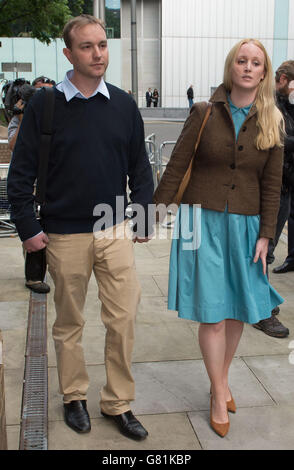 Tom Hayes (links) mit Frau Sarah, als er das Southwark Crown Court verließ, als der hoch bezahlte, von Gier motivierte Händler der „Ringmaster“ bei einem enormen Betrug zur Rigge von Benchmark-Zinssätzen, bekannt als Libor, war, hörte das Gericht. Stockfoto