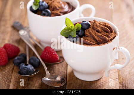 Schokoladenpudding mit Kakao und Beeren Stockfoto