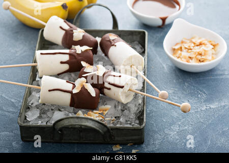 Bananen und Schokolade Eis am Stiel Stockfoto